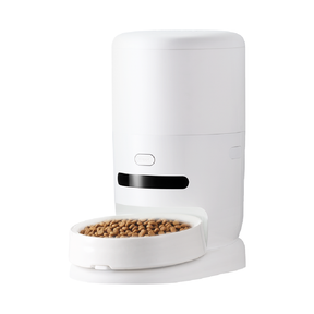 Hiigge ChowBox automatic pet feeder with white base and filled feeding bowl