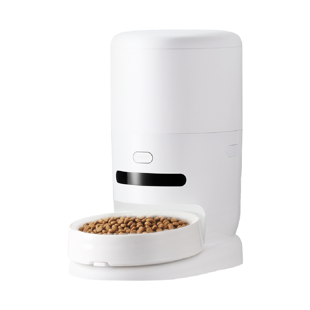 Hiigge ChowBox automatic pet feeder with white base and filled feeding bowl