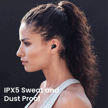 Person mit In-Ear-Ohrhörer, IPX5-Schweiß- und Staubschutz Hinweis