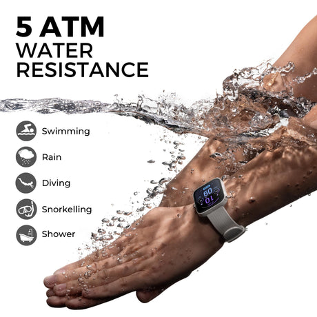 Smartwatch am Handgelenk mit schwarzem Armband und Aktivitätsanzeige